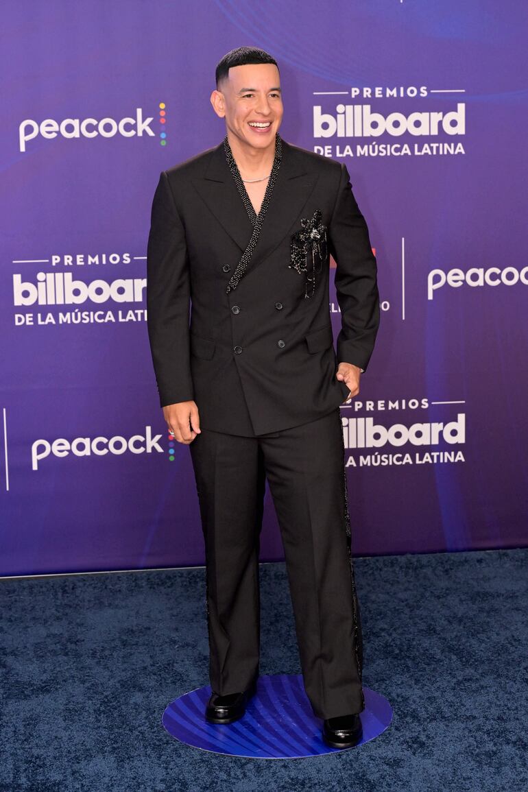 Daddy Yankee y su look "Total Black" en la alfombra azul del James L. Knight Center de Miami, Florida. (Ivan Apfel/Getty Images/AFP)
