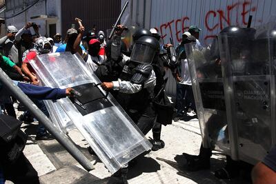 Maestros de la Coordinadora Estatal de los Trabajadores de la Educación de Guerrero (Ceteg) se enfrentan con agentes de la Guardia Nacional (GN).