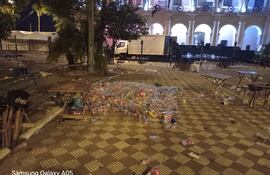 Basuras coparon la Plaza de la Democracia este 15 de mayo, tras los eventos llevados a cabo anoche por la Indepedencia Nacional.