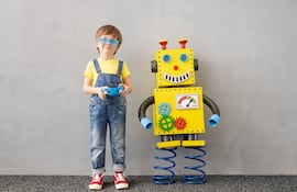 Niño con robot de juguete.