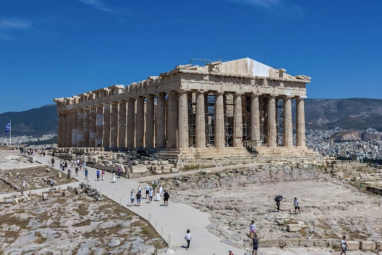 La fachada occidental del Partenón de Atenas luce desde este jueves en su forma más completa de los últimos 220 años, después de que se finalizara la restauración del frontón del oeste del templo y la retirada definitiva de un andamiaje exterior que ocultaba una buena parte del mismo.