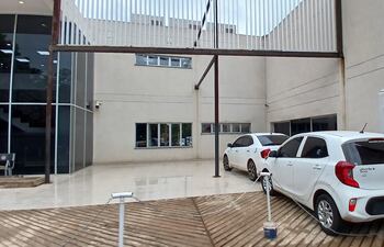 un auto blanco pisa la cadena que señaliza un limite de prohibición. El lugar está guardado para las ambulancias