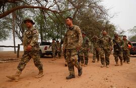Soldados del Ejército de Paraguay se preparan para combatir un incendio, en Bahía Negra, Chaco.