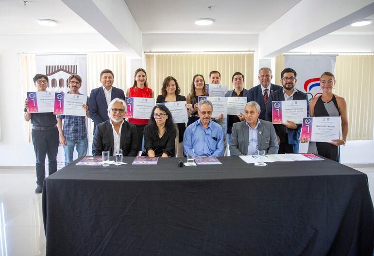 Participantes del Concurso de Cuentos Cortos recibieron sus certificados.