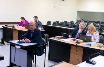 El excomandante de la Policía Nacional, Crio. Gilberto Fleitas, durante su declaración testifical hoy, en el juicio oral y público al exministro Arnaldo Giuzzio, a la derecha con su abogada Gilvi Quiñónez. A la izq. la fiscala Verónica Valdez.