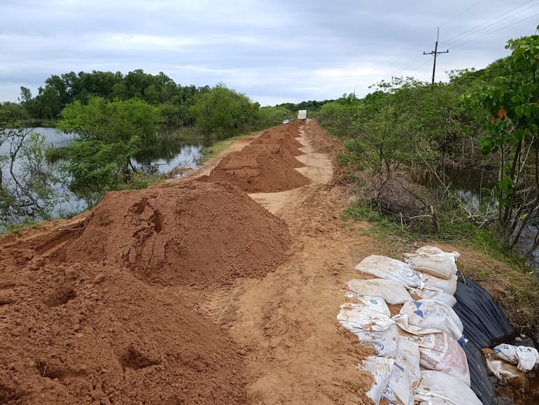 Levantan el camino de Terraplén para evitar que las aguas del río Paraná corte el camino.