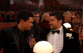 Trevor Noah y Bad Bunny sorprenden en los Grammy con una versión inesperada de “DeBÍ TiRAR MáS FOToS”