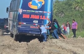 La imagen de pasajeros empujando en transporte público para sacarlo del barro, es del día miércoles en el camino que conduce a Fuerte Olimpo.