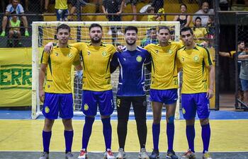 Caacupé conformó un prometedor equipo con Ortega (2° izq.) y Román (d), entre otros.