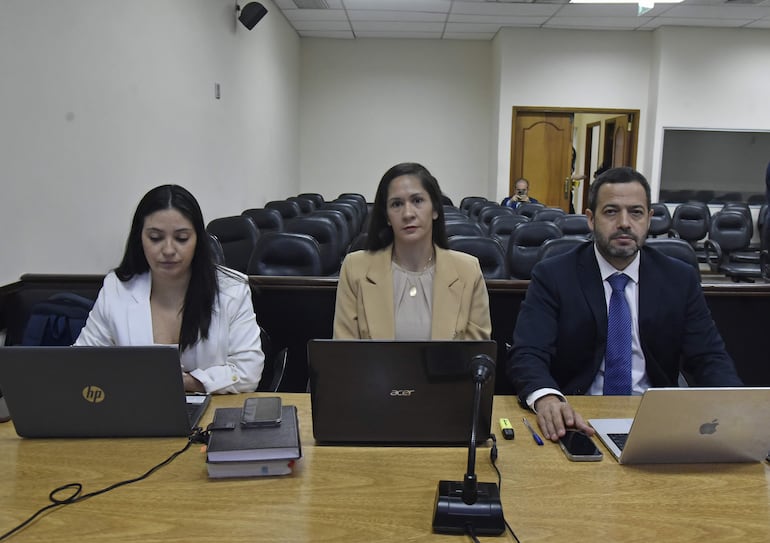 Fiscales Francisco Cabrera y Verónica Valdez (centro), de la Unidad de Delitos Económicos y Anticorrupción.