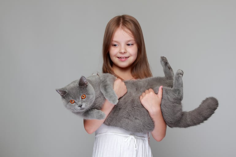 Niña y su gato.