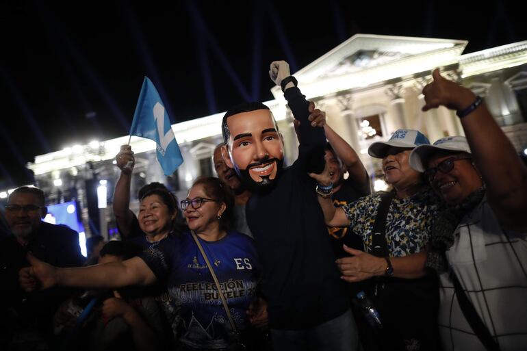 Seguidores del actual presidente y candidato a la presidencia de El Salvador, Nayib Bukele, se reúnen a las afueras del Palacio Nacional, en San Salvador (El Salvador). EFE/ Bienvenido Velasco
