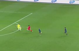 Oh Hyeon-gyu, jugador de Corea del Sur, define ante la salida de Orlando Gill, futbolista de la selección de Paraguay, en en un partido amistoso en el estadio Mundialista, en Seúl, Corea del Sur.