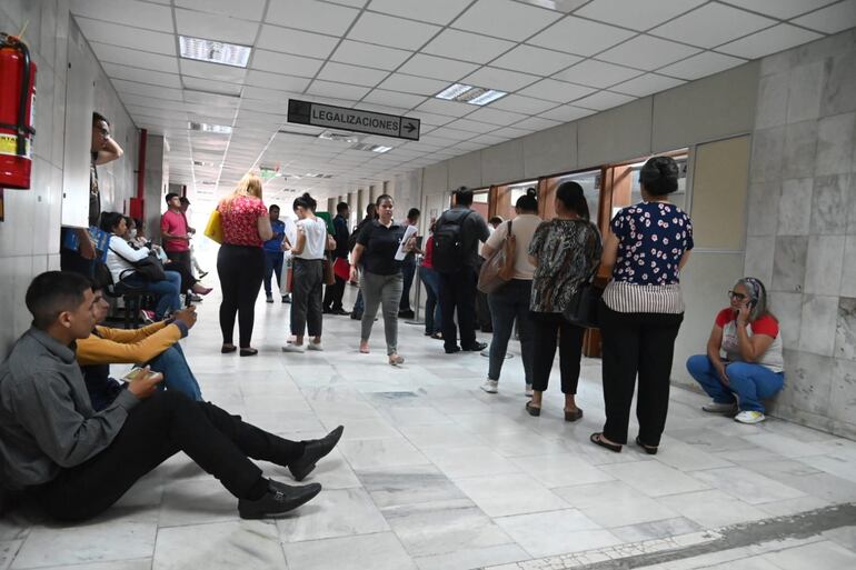 En los primeros días de este año, se registra una gran cantidad de personas que acudieron a la oficina de Legalizaciones del Poder Judicial.