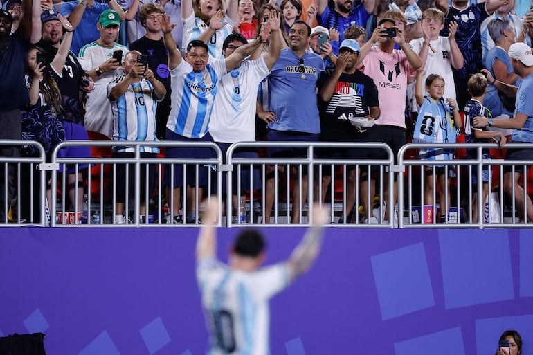 Aficionados celebran con Lionel Messi de Argentina este martes, en un partido del grupo J del Mundial de la FIFA 2026 entre Argentina y Argelia en el estadio Arrowhead en Kansas (Estados Unidos).