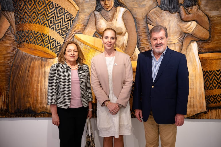 Marta Mareco, María del Mar Leguizamon y Alberto Acosta Garbarino en un evento de la CAF