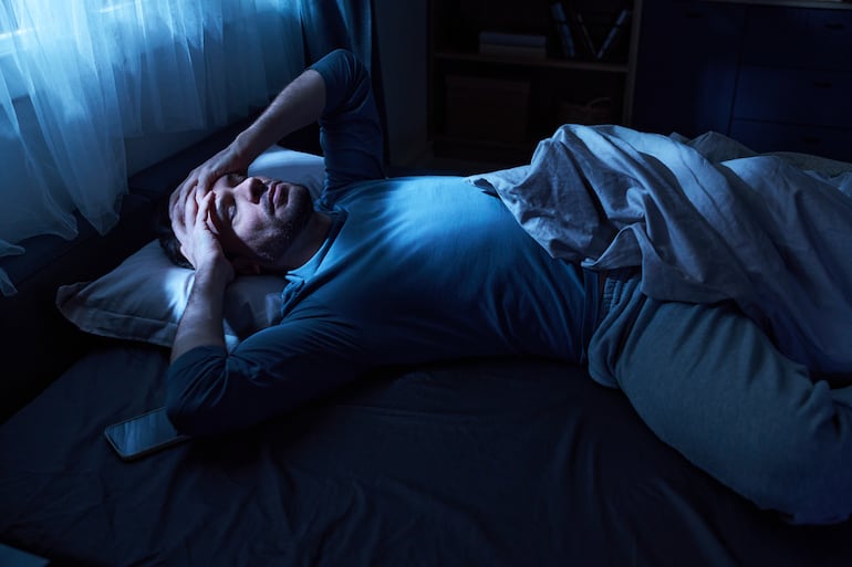 Dormir con luz artificial, imagen ilustrativa.