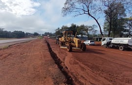 Las maquinarias viales trabajando en la zona de franja de dominio de la antigua ruta PY02.