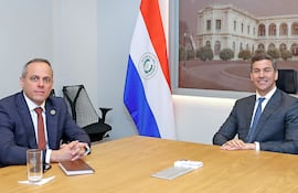 El contralor Camilo Benítez y el presidente de la República Santiago Peña.