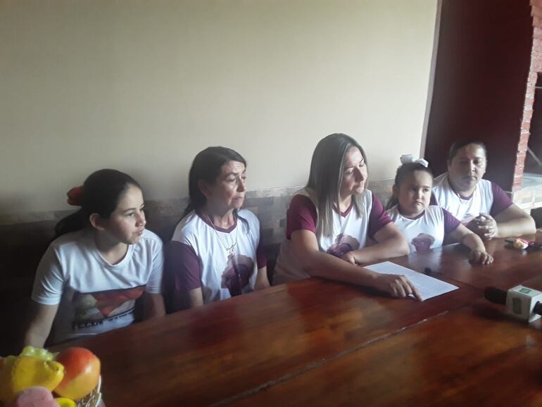 Familiares de Félix Urbieta que brindan piden la liberación del citado a los miembros del ejército del Mariscal López.