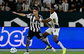 En el partido de ida de los octavos de final de la Copa Libertadores entre el brasileño Botafogo y el ecuatoriano Liga de Quito, celebrado en el estadio Olímpico Nilton Santos de Río de Janeiro, el delantero venezolano de Botafogo, Jefferson Savarino, y el mediocampista de Liga de Quito, Carlos Gruezo, luchan por el balón.