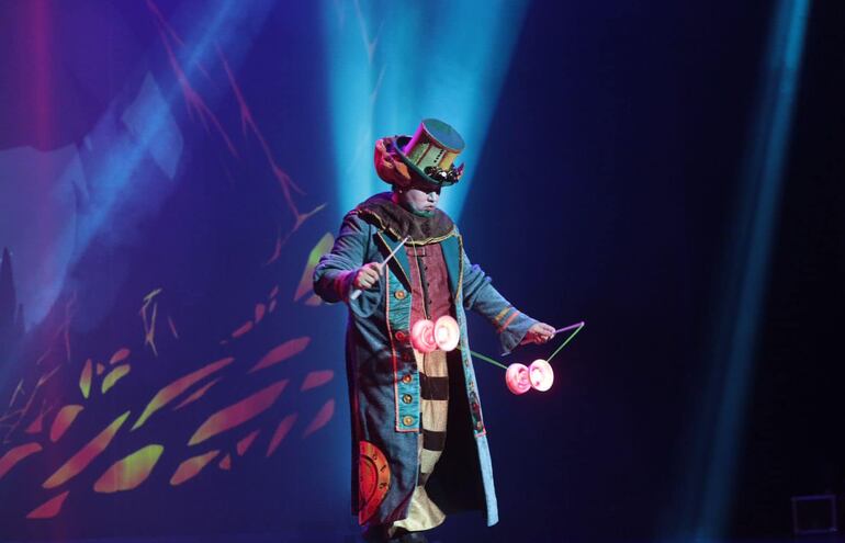 El Teatro de Danzas Diábolo, fusiona la música en vivo, la danza, el circo contemporáneo, efectos visuales y tecnología de vanguardia, para crear una forma única de entretenimiento.