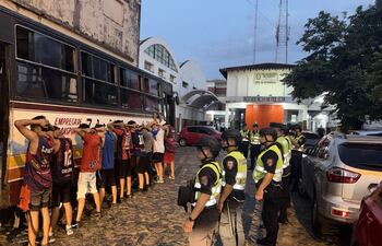 Diez hinchas de Cerro Porteño fueron detenidos luego de una violenta escena durante un acompañamiento policial.