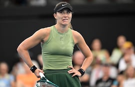 La española Paula Badosa reacciona durante su acción contra la kazaja Elena Rybakina durante la quinta jornada del torneo de tenis internacional de Brisbane en el Pat Rafter Arena.