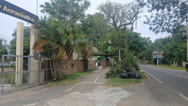 A 600 metros de la ciclovía, las bolsas de residuos permanecen sin ser retiradas.