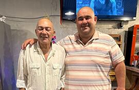 Su tío y asesor, Gerardo Safuán y junto al diputado Jatar Fernández.