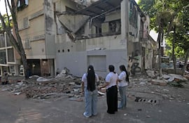 Unas mujeres observan un edificio dañado tras el terremoto en Cali, Colombia, el 10 de agosto de 2026. Un fuerte sismo sacudió Colombia y otros países de América Latina el 10 de agosto de 2026, haciendo temblar edificios en Bogotá y en Quito, Ecuador. El Servicio Geológico Colombiano situó la magnitud del terremoto en 6,6, mientras que su homólogo estadounidense, el USGS, la estimó en 7,4, con un epicentro a 100 km (62 millas) de profundidad en el oeste de Colombia. El temblor se sintió incluso en Panamá, hacia el norte, y provocó la evacuación de edificios en Bogotá.
