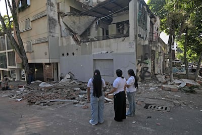 Unas mujeres observan un edificio dañado tras el terremoto en Cali, Colombia, el 10 de agosto de 2026. Un fuerte sismo sacudió Colombia y otros países de América Latina el 10 de agosto de 2026, haciendo temblar edificios en Bogotá y en Quito, Ecuador. El Servicio Geológico Colombiano situó la magnitud del terremoto en 6,6, mientras que su homólogo estadounidense, el USGS, la estimó en 7,4, con un epicentro a 100 km (62 millas) de profundidad en el oeste de Colombia. El temblor se sintió incluso en Panamá, hacia el norte, y provocó la evacuación de edificios en Bogotá.