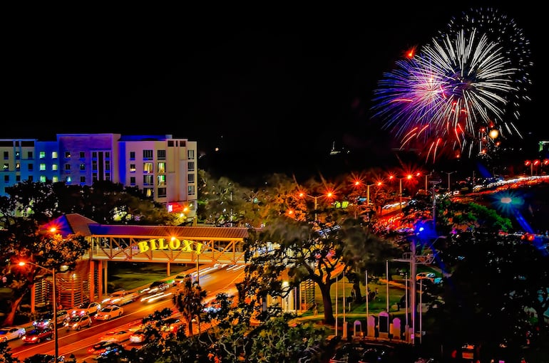 Fuegos artificiales explotan sobre Biloxi el 4 de julio en Biloxi, Mississippi.