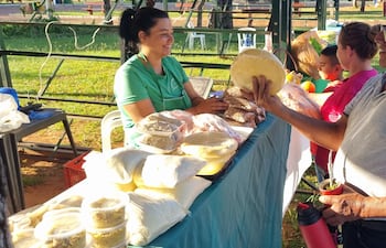 Feria de la agricultura familiar en la plaza Boquerón de la capital de Misiones, donde productores locales ofrecen alimentos frescos y de temporada sin intermediarios, fortaleciendo la economía familiar.