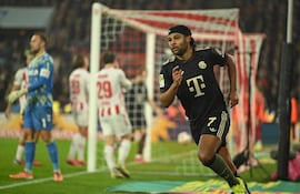 El delantero alemán del Bayern de Múnich, Serge Gnabry, celebra tras anotar el gol del 1-1 frente al portero alemán Marvin Schwäbe, durante el partido de fútbol de la Bundesliga entre el FC Colonia y el FC Bayern de Múnich, en Colonia,