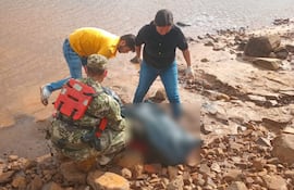 El cuerpo de Bruno Alexander Soler fue trasladado a la costa paraguaya para el procedimiento de rigor.