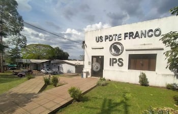 Edificio de dos plantas del IPS, deshabitado y rodeado de vegetación, con rótulo visible en la fachada.