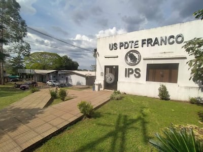 Edificio de dos plantas del IPS, deshabitado y rodeado de vegetación, con rótulo visible en la fachada.