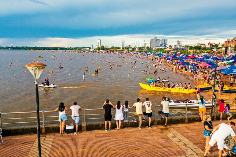 Desde la costanera encarnacena se observa un panorama maravilloso de la movida veraniega.