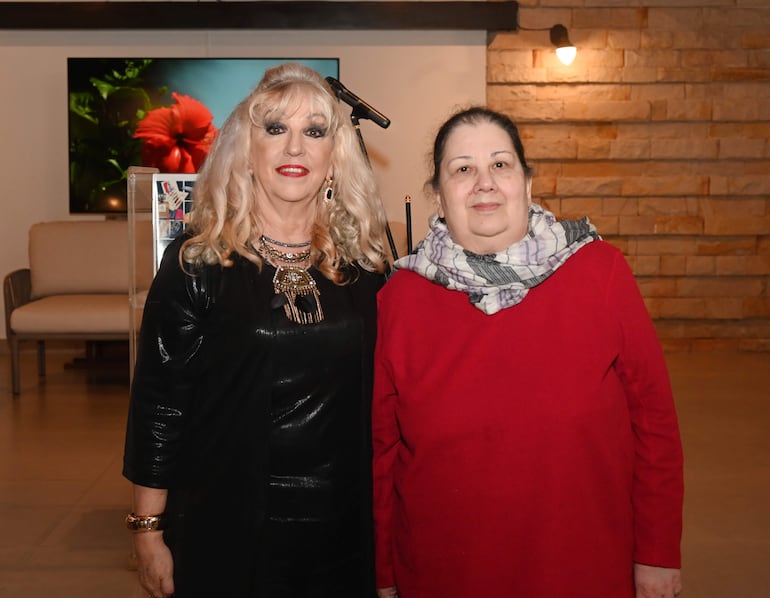 Luz María Schembori junto con Cristina Galeano.