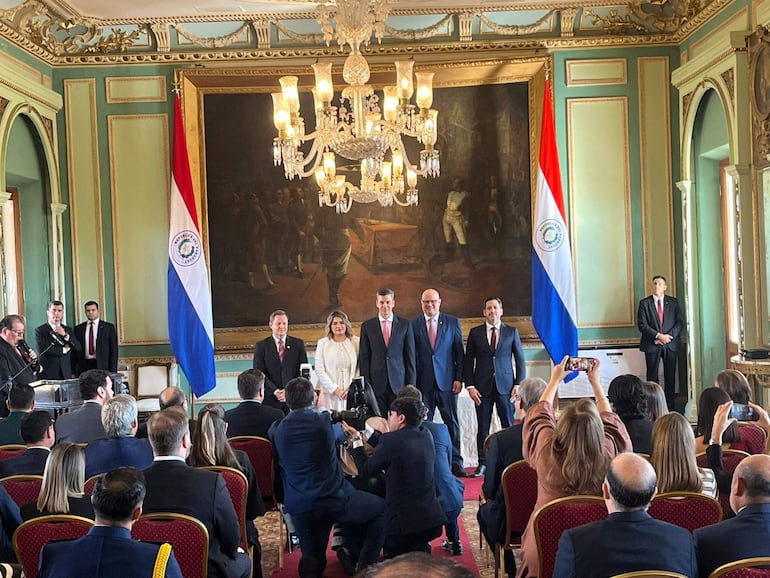 En el centro, el presidente Santiago Peña (izq.) y a su lado el nuevo ministro de Economía, Óscar Lovera.