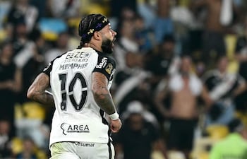 (FILES) Corinthians' Dutch forward #10 Memphis Depay celebrates scoring his team's second goal during the Brazil Cup final second leg football match between Vasco da Gama and Corinthians at the Maracana stadium in Rio de Janeiro, Brazil on December 21, 2025. After months of negotiations, Brazil's Corinthians announced on August 12, 2026, that it had decided, for financial reasons, not to renew the contract of Dutch international Memphis Depay, which expired on July 31. (Photo by Pablo PORCIUNCULA / AFP)