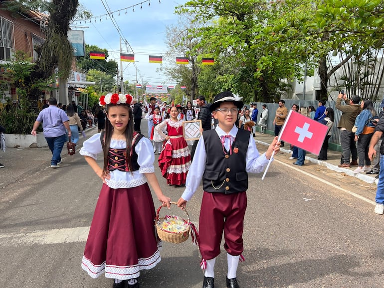 Los pequeños desfilaron con trajes que evocaron la época colonial.