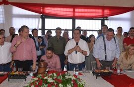 Horacio Cartes, presidente de ANR, hablando en el cumpleaños de Javier Zacarías Irún.