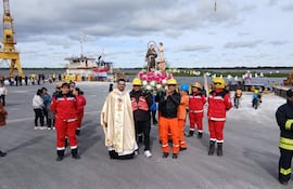 La procesión náutica fue acompañada por barcazas, lanchas, y varias canoas.