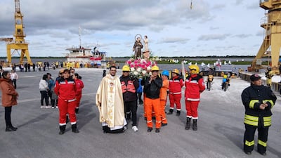 La procesión náutica fue acompañada por barcazas, lanchas, y varias canoas.