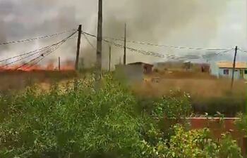 El fuego va avanzando hacia el sector de las casas, empujados por el fuerte viento.