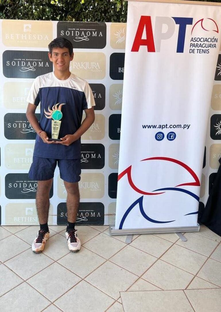 Alex Santino Núñez, campeón en 18 años del Paraguay Open en Rakiura, avanzó tranquilo.