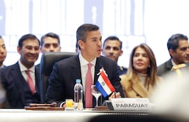 El presidente de Paraguay, Santiago Peña (c), habla durante la 68 Cumbre de Presidentes del Mercosur este martes, en Luque (Paraguay). Peña exigió el reparto equitativo de los cupos de exportación entre todos los miembros del Mercosur a la Unión Europea (UE) por una "cuestión de justicia" e instó a sus socios a borrar las "asimetrías" en la aplicación del acuerdo comercial entre ambos bloques.