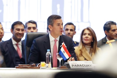 El presidente de Paraguay, Santiago Peña (c), habla durante la 68 Cumbre de Presidentes del Mercosur este martes, en Luque (Paraguay). Peña exigió el reparto equitativo de los cupos de exportación entre todos los miembros del Mercosur a la Unión Europea (UE) por una "cuestión de justicia" e instó a sus socios a borrar las "asimetrías" en la aplicación del acuerdo comercial entre ambos bloques.